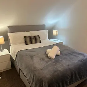 4 Bed Near Airport Holiday home